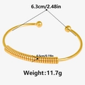 Dettaglio del bracciale rigido in acciaio inossidabile placcato oro 18k con peso e misura - Oro