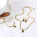 Set di gioielli dorati con pietre blu quadrate su lino bianco con tazza e cucchiaio - Collana+Bracciale+Orecchini Set / Blu