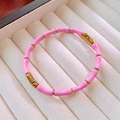 Details des rosa Emaille-Bambusarmbands mit goldenen Gliedern auf Samtbox - Rosa Schnallenstil