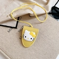 Detail der gelben Lederhülle mit 3D Hello Kitty Motiv und langem Umhängeband aus Leder - Gelbe Katze Stil (AQ290) / Gelb