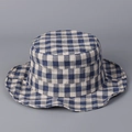 Détail d'un chapeau de soleil en lin à carreaux bleu et blanc avec bord ondulé - M (56-58cm) / Bleu