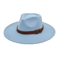 Détail d'un chapeau en feutre de laine bleu clair avec une ceinture en similicuir brun - M (56-58cm) / Bleu ciel