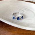 Zilveren open ring met drie ovale blauwe edelstenen en kleine zirkonia accenten - 78# Ring-Zilver-Blauw