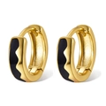 Dettaglio macro di orecchini a cerchio in argento 925 placcati oro con smalto nero a onde - Smalto Nero - Oro