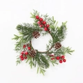 Weihnachtlicher Kerzenring mit frostigen Kiefernnadeln, roten Beeren und Zapfen - Frostiger Geweih Kiefernnadel Kerzenring