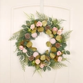 Ghirlanda di Natale con rose rosa, pigne e ornamenti opachi su una porta bianca - Ghirlanda di Palline di Natale con Rose a Bordo Bianco (Senza Luce)