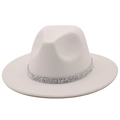 Vue détaillée d'un chapeau fedora en feutre ivoire avec une bande de strass argentés - Blanc