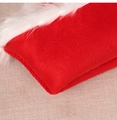 Makroaufnahme der Weihnachtsmütze mit rotem Filz und weißem Plüschrand in Doppelschicht - Kinder / Zweilagige, verdickte Ausführung / Rot