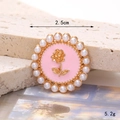 Spilla vintage in smalto rosa con rosa dorata e bordo di perle bianche fini - Perla Artificiale Rosa Rosa