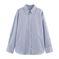 Vorderansicht der blauen Langarm-Popeline-Bluse mit braunen Nadelstreifen und Knöpfen - XS / Blau Gestreift