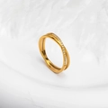 Detailansicht goldener Überkreuzring mit funkelndem Strassbesatz für edles Design - US 5 / Gold