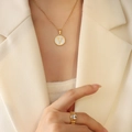 Goldene V-Halskette mit Muschel-Anhänger und Solitär-Ring für einen modernen Look - Buchstabe V (RP014)