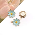 Hellblau-gelber Gänseblümchen-Anhänger mit Goldbeschichtung für Schmuckherstellung - See Blau