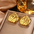 Makroaufnahme der 23mm 18K vergoldeten Ohrringe mit unregelmäßiger Wellentextur - Gold Große Wellentextur Stecker (E-271)