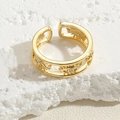 Gouden open ring met boze oog motief en kleine kristallen op een witte stenen basis - Boze Oog (JZ0245) / Goud