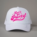 Dettaglio del cappellino trucker Let's go Party con fronte bianca e rete rosa traspirante - Taglia unica / Bianco