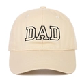 Détail de la casquette de baseball en coton beige avec broderie DAD noire sur le devant - Beige DAD
