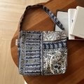 Dettaglio della borsa in lino boho con stampa floreale ed etichetta tessuta - Blu Notte Arancione Marrone Paisley