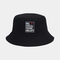 Dettaglio della toppa ricamata con testo 'MR. STEAL YOUR HEART' su cappello da pescatore - Regolabile / Nero