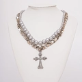 Dettaglio della collana a doppio strato con perle grigie, paillettes a cuore e croce - Croce d'Argento (Set da Due Pezzi)