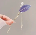 Pic à cheveux Hanfu avec feuilles en tissu violet et glands de perles dorées élégants - Épingle À Cheveux À Pompon En Forme De Feuille Violette