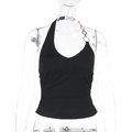 Detail des schwarzen Neckholder-Tops mit asymmetrischer Metallkette und Stoffstruktur - XS / Schwarz