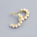 Exaggerated C-shaped gold hoop earrings with white pearls in a minimalist design - 925 Silver / Gold