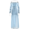 Elegante abito lungo azzurro con spalle scoperte, pieghe e strati in mesh sottile - S / Blu
