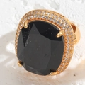 Makroaufnahme von 14K vergoldetem Ring mit großem schwarzem Edelstein und Kristall-Heiligenschein - Rechteckiger Schwarzer Edelstein