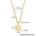Dettaglio collana Figaro in acciaio al titanio dorato con ciondolo a fiori smaltati - Collana Ciondolo Quadrato Floreale Oro (P1025) / 40+5cm / Oro