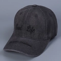 Detail der Good Life Stickerei auf dunkelgrauem gewaschenem Denim der Baseballkappe - M (56-58cm) / Grau