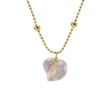 Collier à billes dorées avec pendentif cœur en nacre blanche sur fond blanc pur - Doré