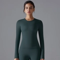 Detalle de camiseta de yoga verde bosque con puños funcionales con orificio para pulgar - S / Verde Bosque