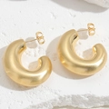 Dettaglio macro di orecchini a cerchio a C spessi placcati in oro su un piedistallo di pietra - Stile Forma C Liscia (ES2262) / Oro