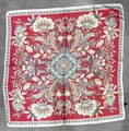 Carré de soie rouge 70x70cm avec motifs floraux mandala et bordure de couleur crème - Grandes Fleurs