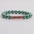Détail du bracelet en perles de coquillage vert foncé avec tube courbé en zircon rose - Vert