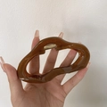 Dunkelbraune gewellte Haarklammer aus glänzendem Acryl für elegante Frauenfrisuren - Kaffeebraun