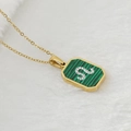Goldene Titanstahl-Halskette mit grünem Malachit-Stein und diamantbesetztem S-Buchstaben - Löwe