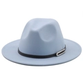 Vue de face du chapeau Fedora en laine bleu clair avec bande en cuir noir et boucle en métal - M (56-58cm) / Style Bleu Clair (19)