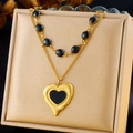 Zweilagige Goldkette mit schwarzen Perlen und Herzanhänger auf einem Schmuckständer - Herz Stil (N3135)