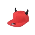 Dettaglio cappello snapback rosso con corna da diavolo nere e adesivo argentato sport - Regolabile / Rosso