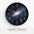 Moderne schwarze Wanduhr mit Sternenhimmel-Muster und arabischen Ziffern, Modell Sternenhimmel 3 - Sternenhimmel Nr. 3 / Schwarzer Rahmen
