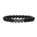 Dettaglio macro del bracciale con perle nere opache e tre sfere con pavé di zirconi - 3 Sfere di Zirconia Nera