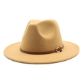 Detail van camel vilten fedora hoed met bruine lederen band en gouden metalen gesp - M (56-58cm) / camel