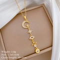 Details einer luxuriösen Goldkette mit Mond- und Auge-Anhängern auf weißem Seidenstoff - Gold (K326 Titanstahlkette Kupferanhänger)