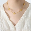 Elegante collana dorata con cinque delicati ciondoli a fiore indossata da modella - Collana in Oro (P1460) / 40+5cm