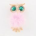 Détail de l'accessoire chouette avec corps en fourrure rose et yeux en strass vert vif - Violet Taro