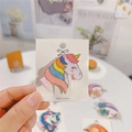 Dettaglio di un fermaglio per capelli unicorno glitterato con criniera arcobaleno colorata - Unicorno Stile 7
