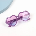 Détail de lunettes de soleil cœur à paillettes violettes avec verres dégradés bleu-rose - Violet