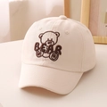 Beige Kinder-Baseballkappe mit einem braunen gestickten Bär und BEAR-Schriftzug - Beige (Bear)